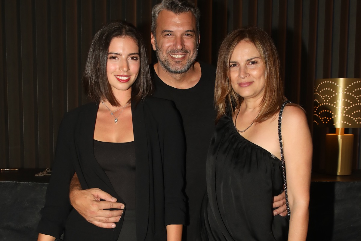 Κι όμως δεν είναι στην αγκαλιά του συντρόφου της αλλά του μπαμπά της! Κι όμως δεν είναι στην αγκαλιά του συντρόφου της αλλά του μπαμπά της!