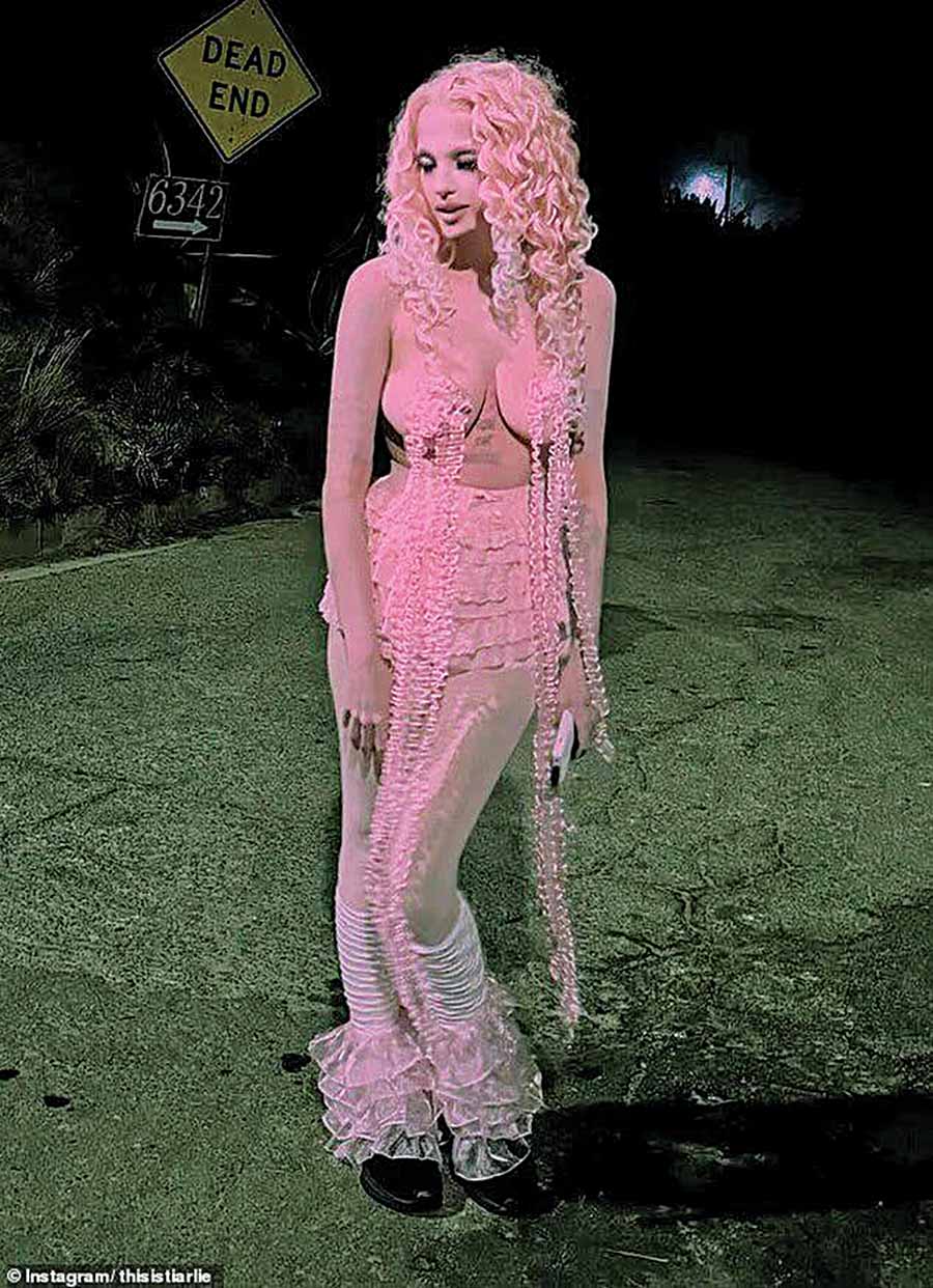 Topless «μέδουσα» η εγγονή Μέρντοχ